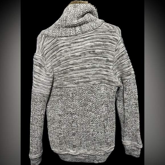 NWT Gray Men’s Cardigan With Buttons!! - Picture 4 of 5